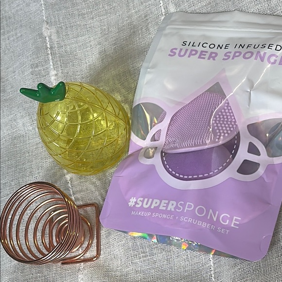 Mario Badescu Green Velvet Bag with Gold Dots Bundled with MakeUp Sponges Travel - Picture 10 of 14